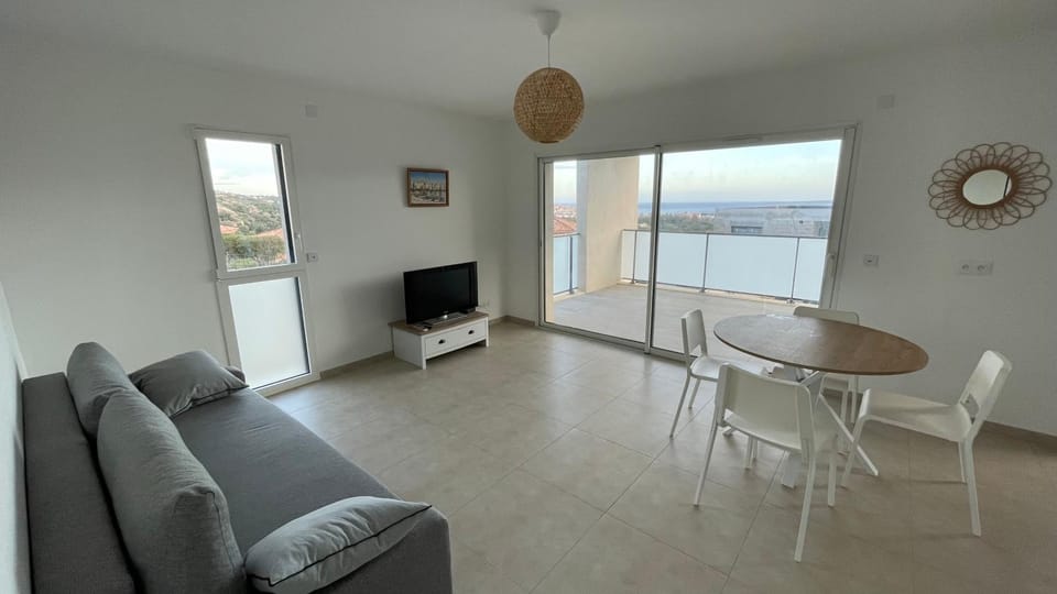 Calvi 2 pièces NEUF - vue mer piscine 18 m - proche plage - location par semaine complète Apartment in Calvi