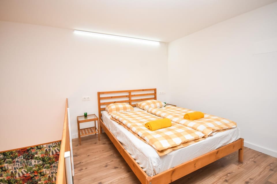 Bed, towels