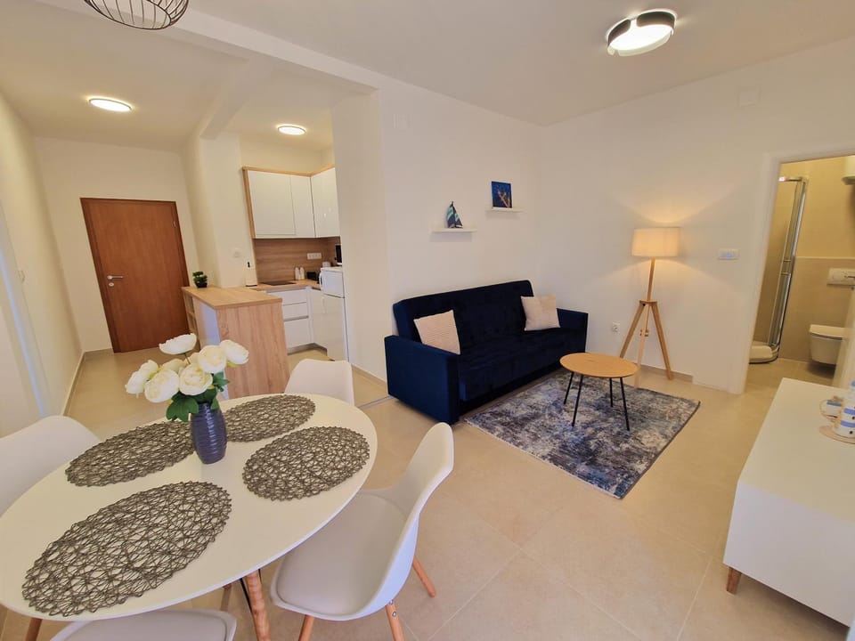 Kitchen or kitchenette, Living room, Seating area, Dining area