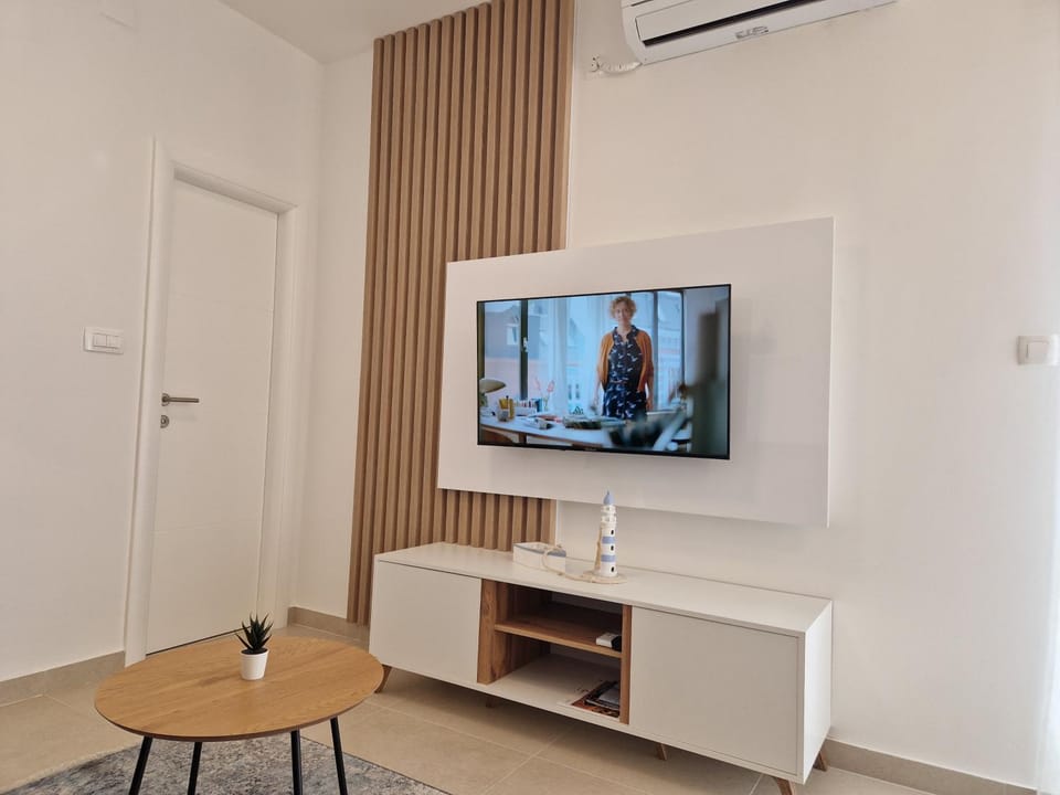 Communal lounge/ TV room, TV and multimedia, Living room