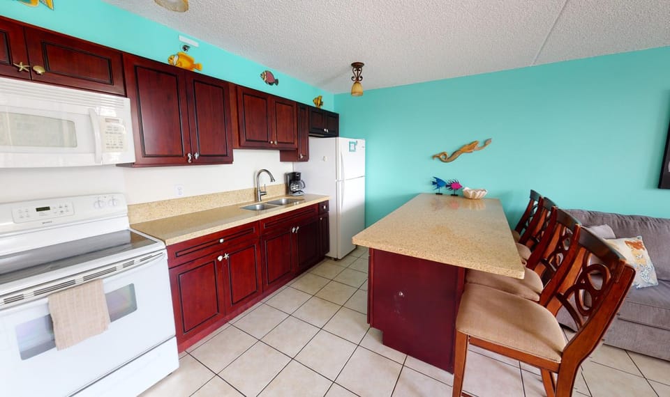 Deluxe Condo Near Waikiki Beach - Free Parking Apartment in Honolulu