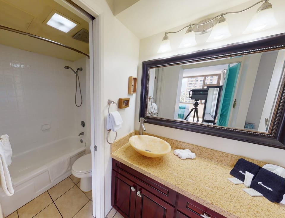 Deluxe Condo Near Waikiki Beach - Free Parking Apartment in Honolulu