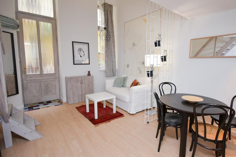 Seating area, Dining area