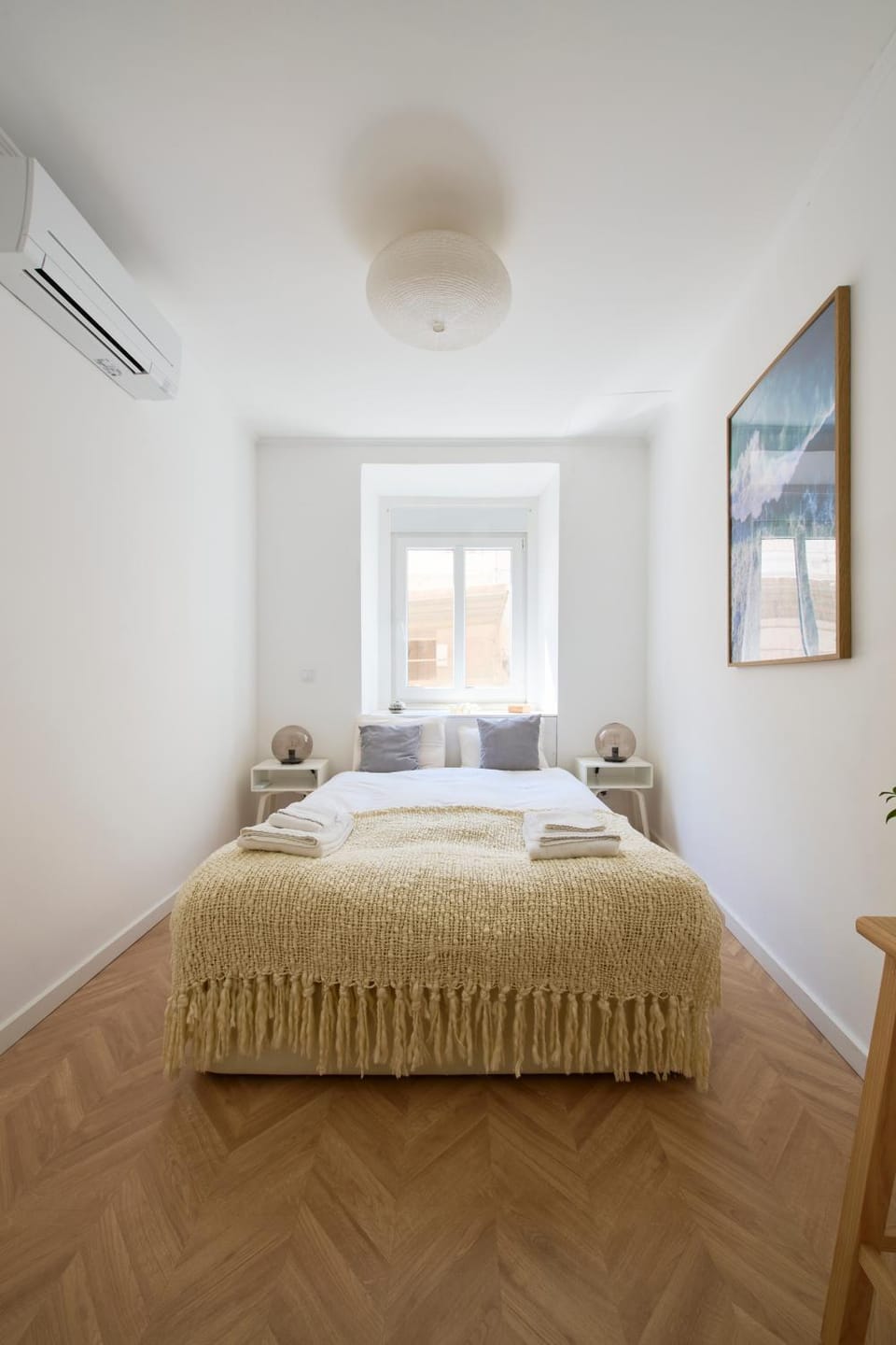 Photo of the whole room, Bedroom