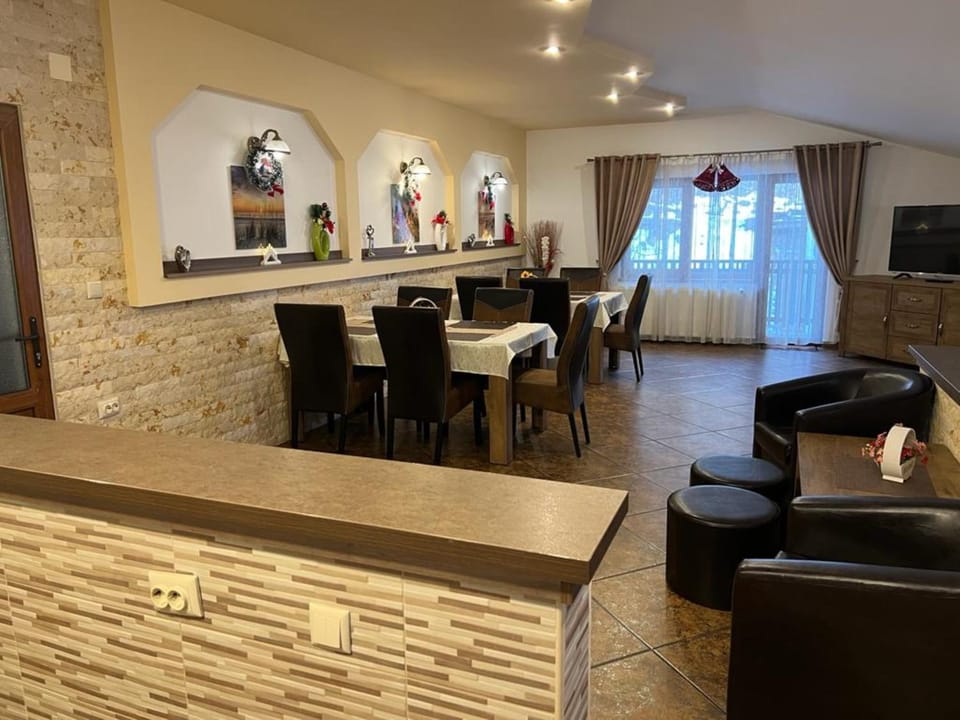 Communal lounge/ TV room, TV and multimedia, Living room, Seating area, Dining area, Evening entertainment