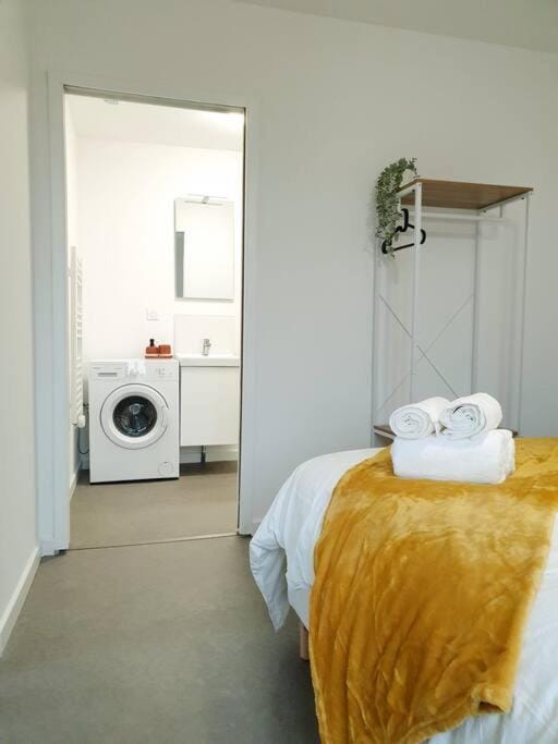 Bed, Photo of the whole room, Bedroom, towels, wardrobe, washing machine