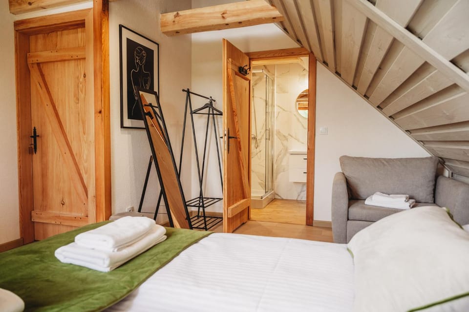 Bed, Photo of the whole room, Bedroom, towels