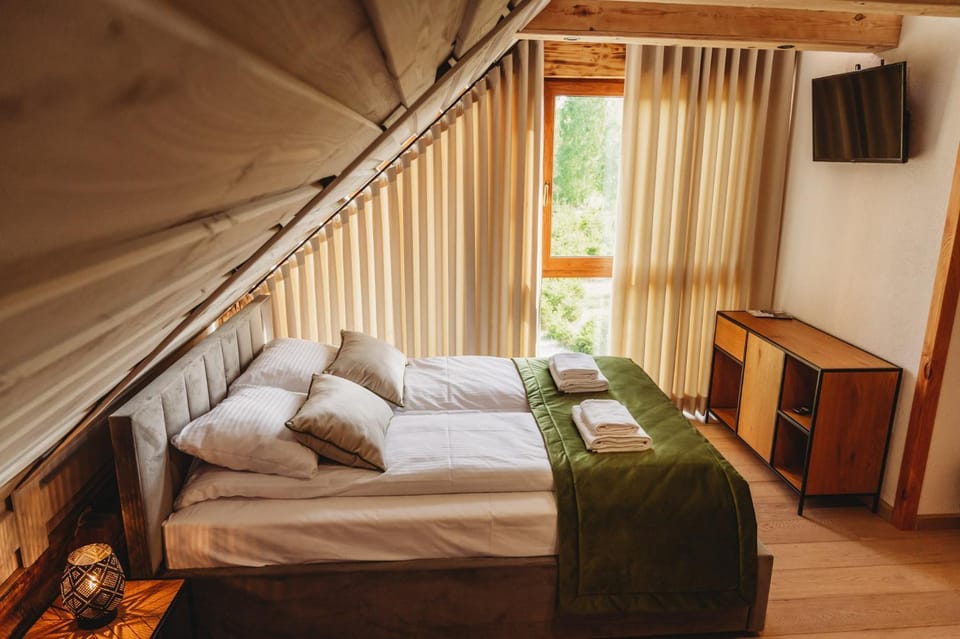 Bed, TV and multimedia, Photo of the whole room, Bedroom