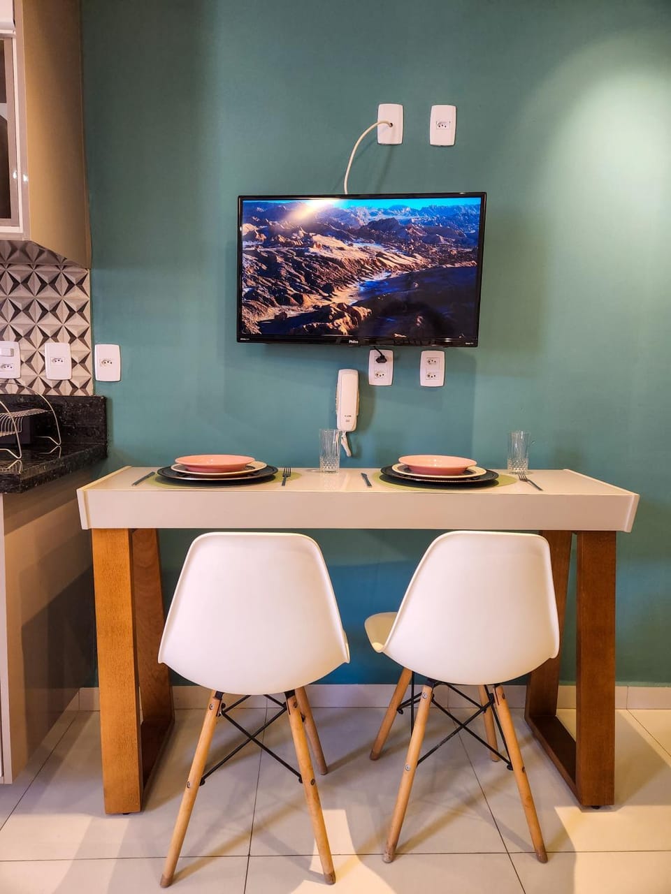 Kitchen or kitchenette, Dining area