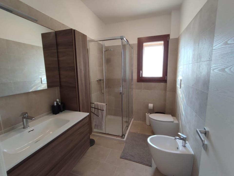 Shower, Toilet, Bathroom, bidet, towels