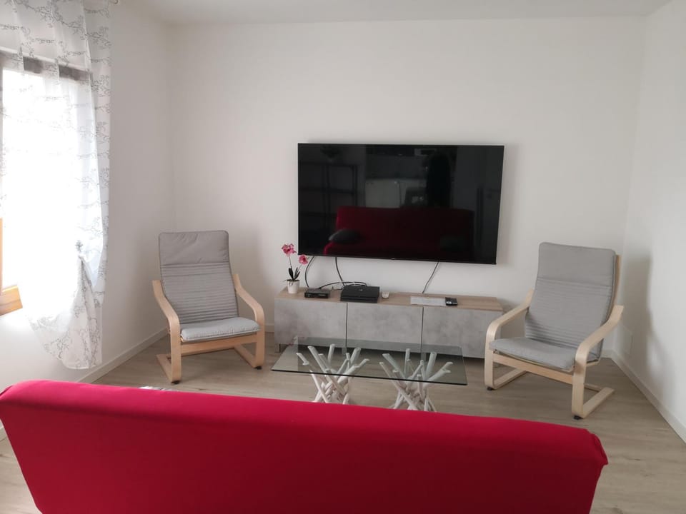TV and multimedia, Living room, Evening entertainment