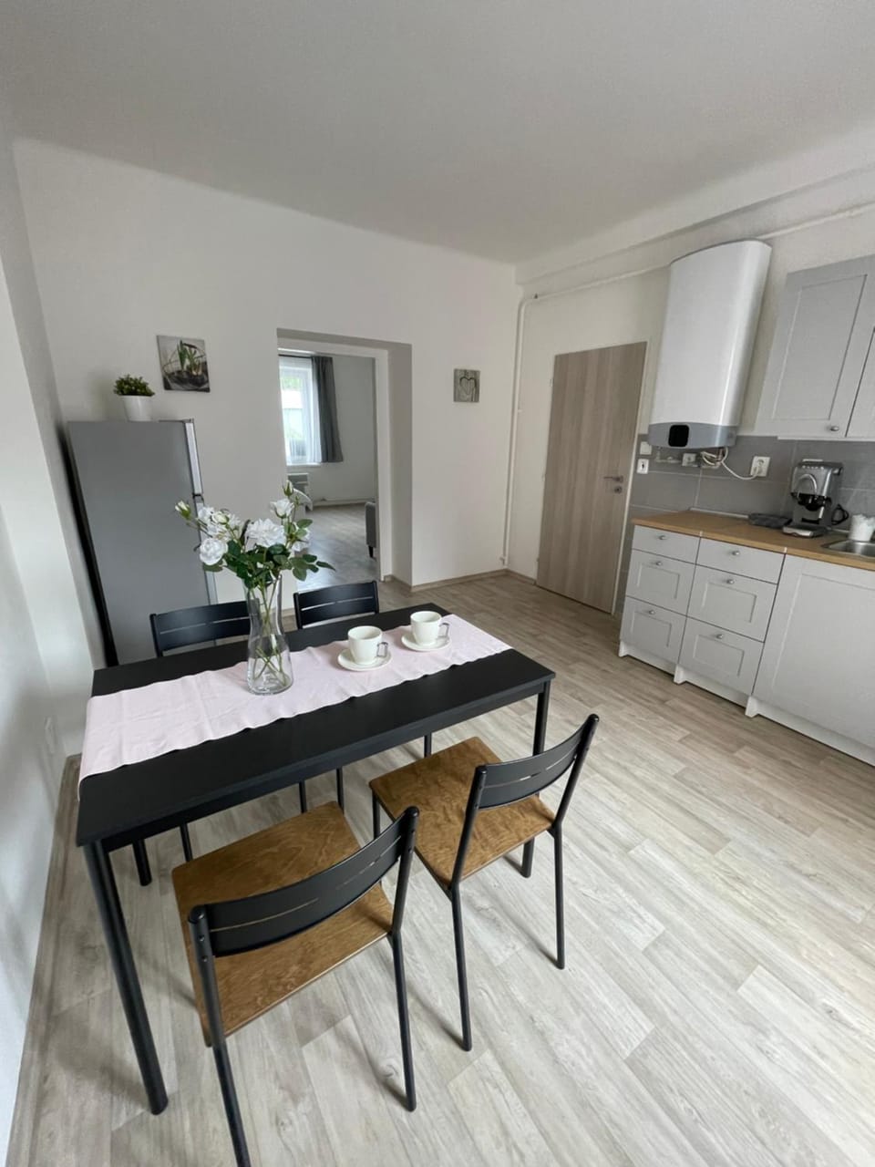 Kitchen or kitchenette, Dining area