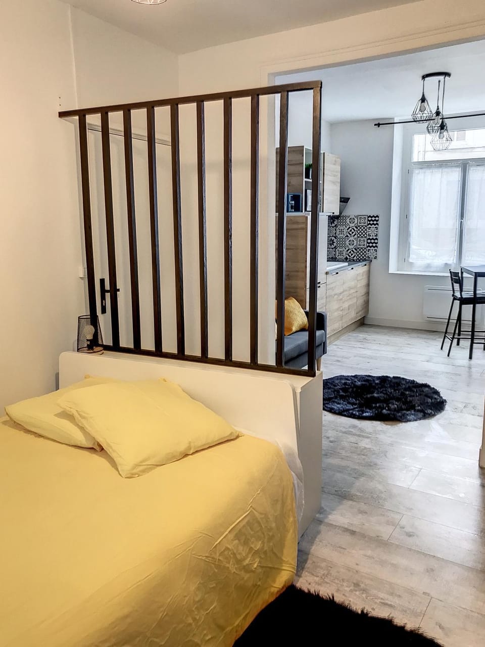 Bed, Kitchen or kitchenette, Dining area