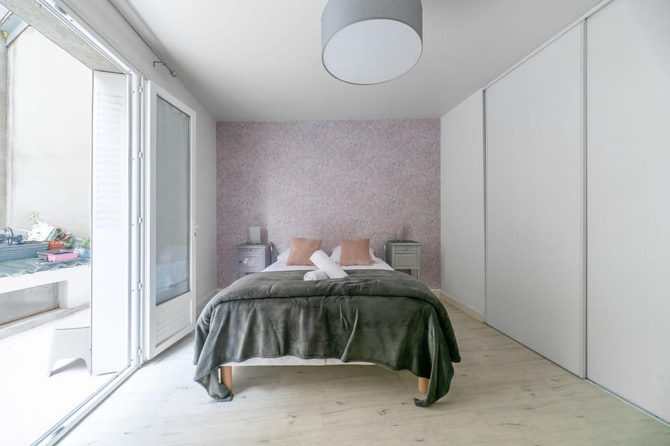 Bed, Photo of the whole room, Bedroom, towels