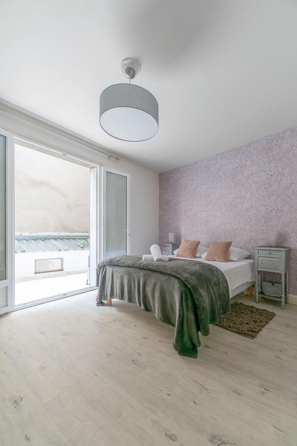 Bed, Photo of the whole room, Bedroom, towels