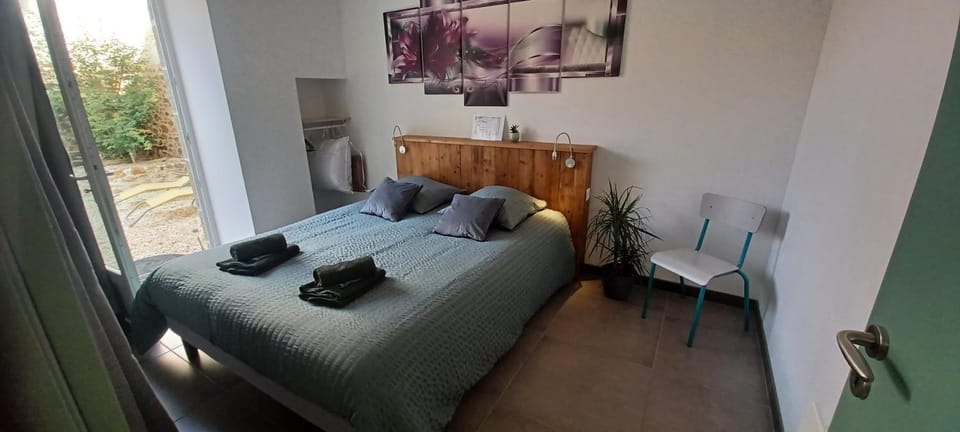 Photo of the whole room, Bedroom