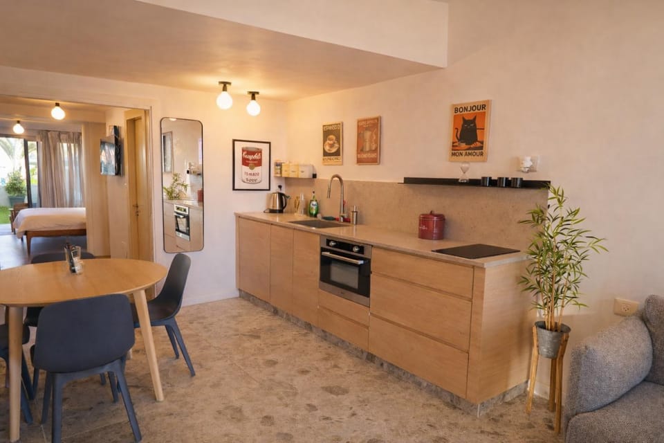 Kitchen or kitchenette, Living room, Seating area, Dining area, stove