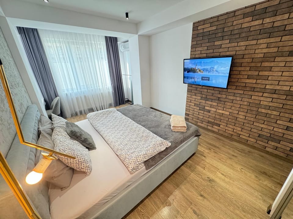 Bed, TV and multimedia, Photo of the whole room, Bedroom