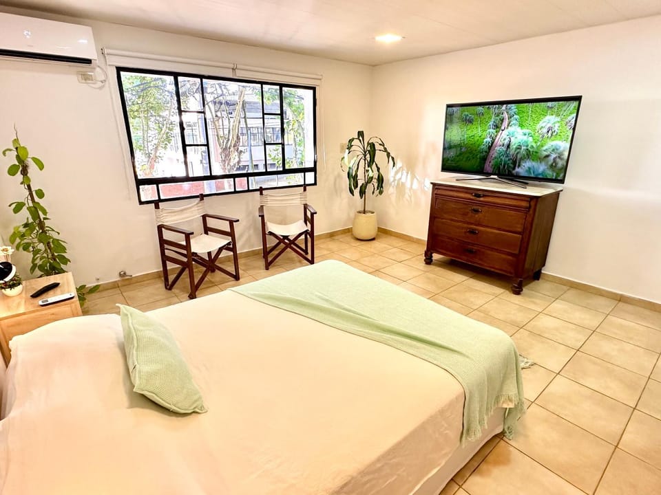 Bed, TV and multimedia, Photo of the whole room, Bedroom