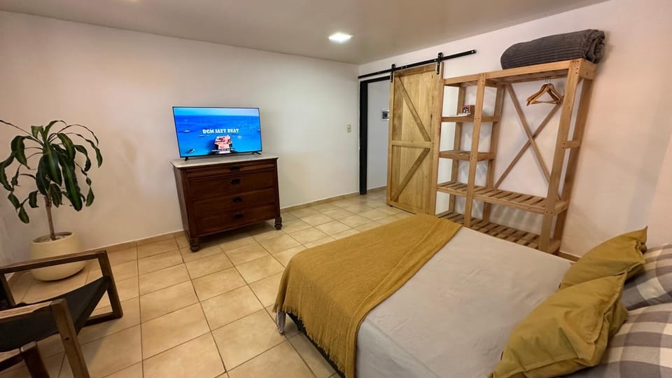 Bed, TV and multimedia, Photo of the whole room, Bedroom