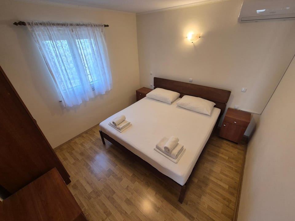 Bed, Bedroom, towels, air conditioner