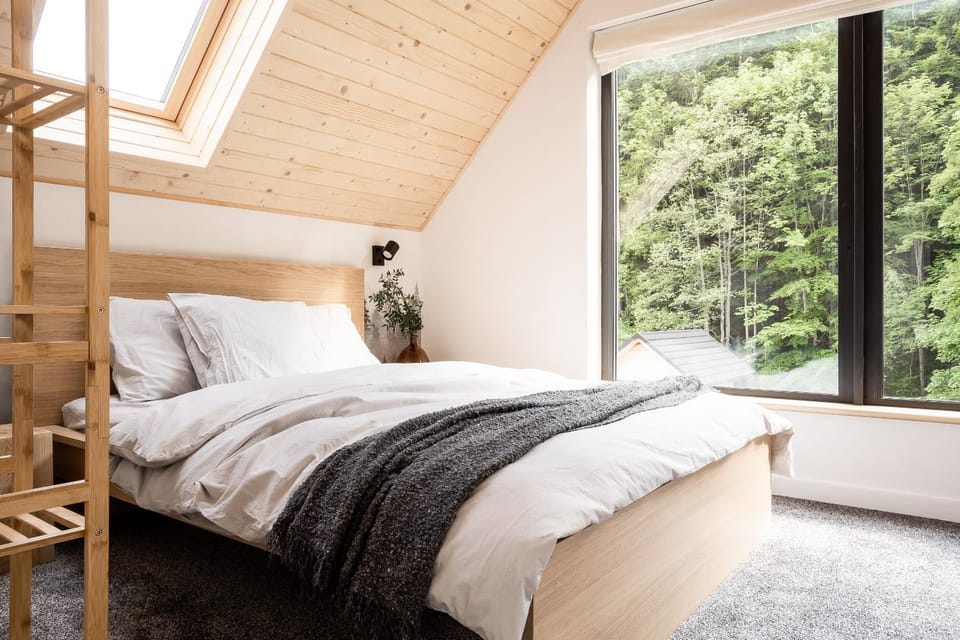 Bed, Bedroom, Garden view