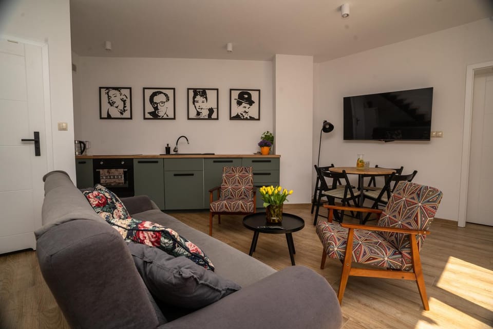 Communal lounge/ TV room, TV and multimedia, Kitchen or kitchenette, Living room, Seating area, Dining area, Evening entertainment