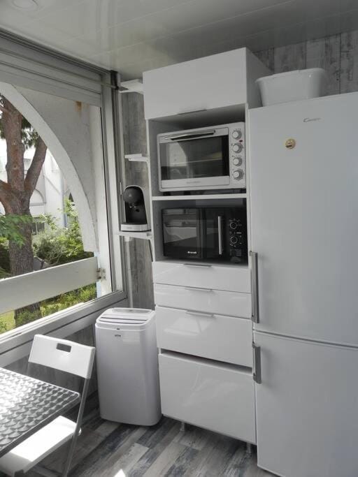 Kitchen or kitchenette
