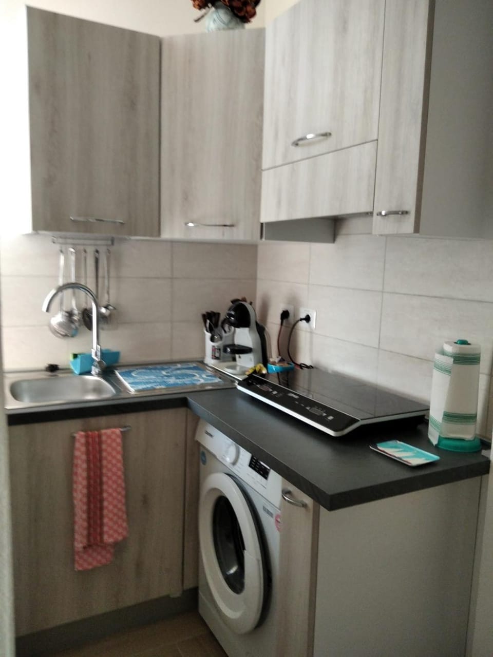 Coffee/tea facilities, Kitchen or kitchenette, stove, washing machine