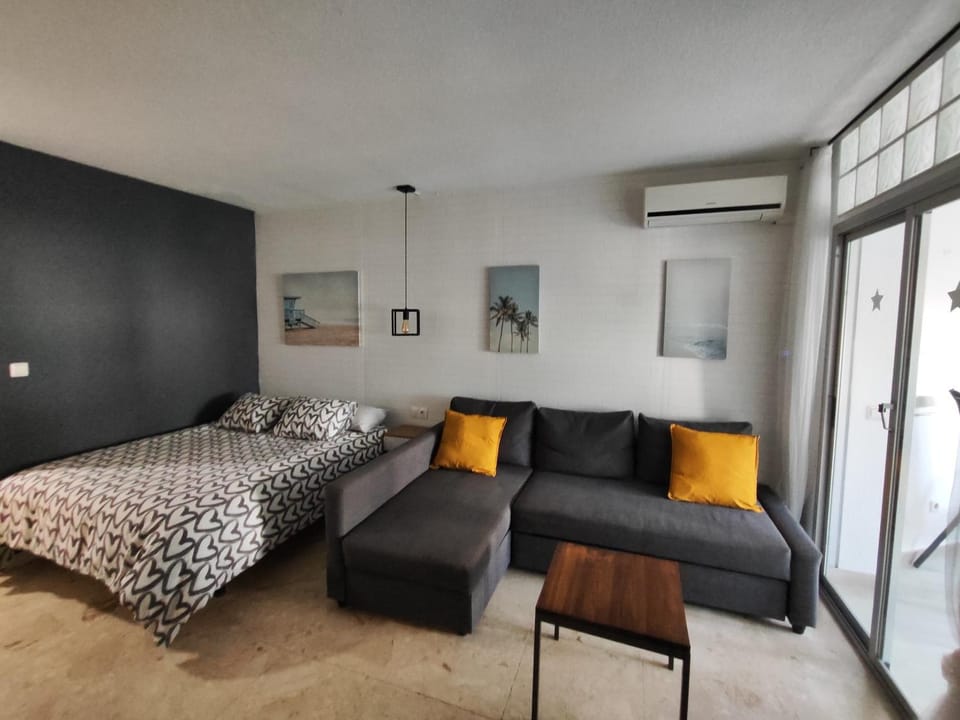Bonito estudio Mijas urb.primera línea de playa Apartment in Sitio de Calahonda