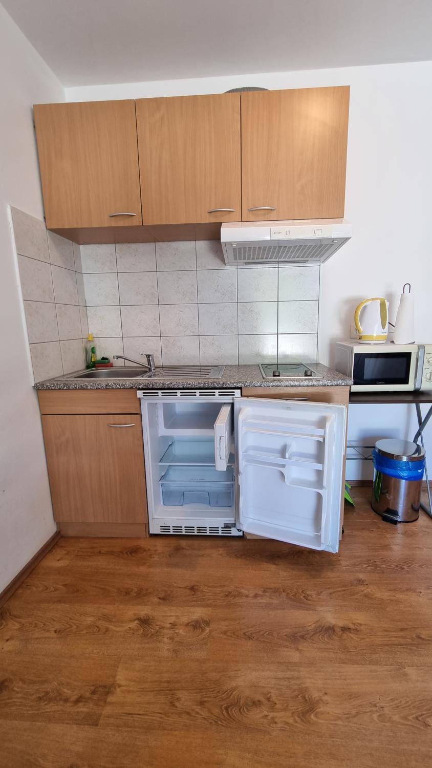 Kitchen or kitchenette, minibar