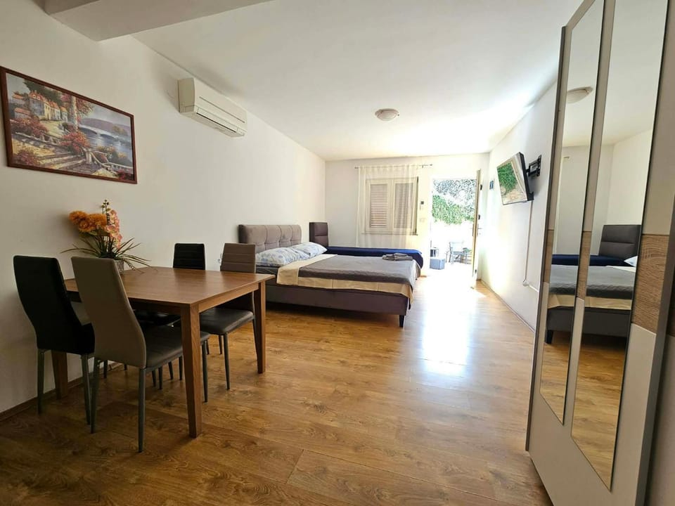Bed, TV and multimedia, Bedroom