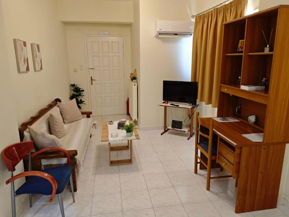Property building, TV and multimedia, Seating area, Guests, air conditioner