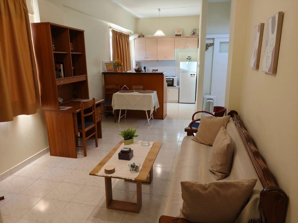 Property building, Decorative detail, Seating area, Guests, group of guests, group of guests, air conditioner