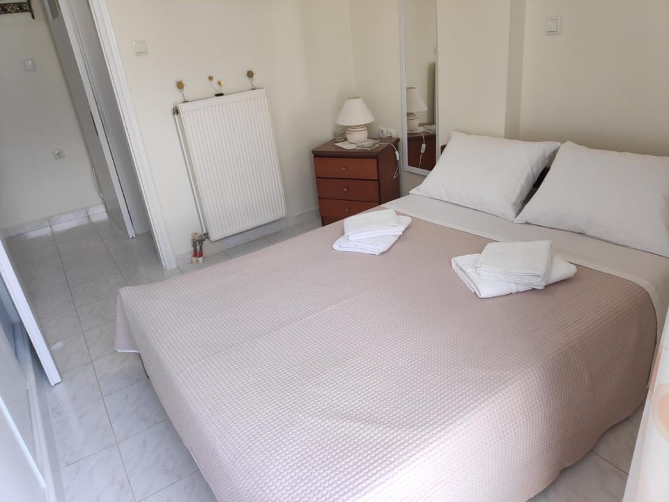 Property building, Bedroom, Guests, Area and facilities, group of guests, locker, towels