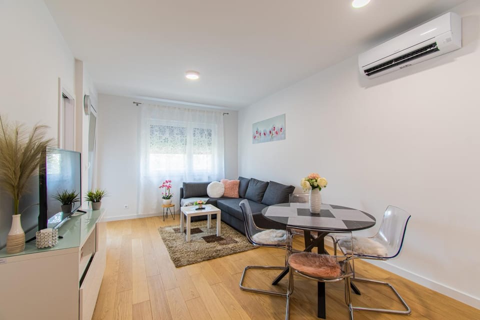 TV and multimedia, Living room, Dining area, Family, internet, air conditioner