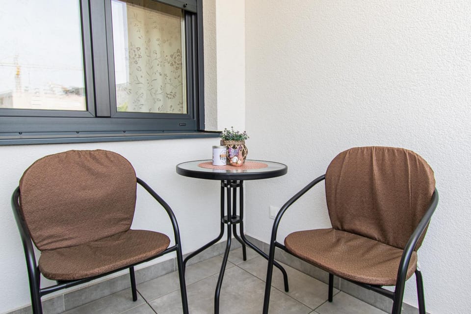 View (from property/room), Balcony/Terrace, Balcony/Terrace, Seating area, Location, Family