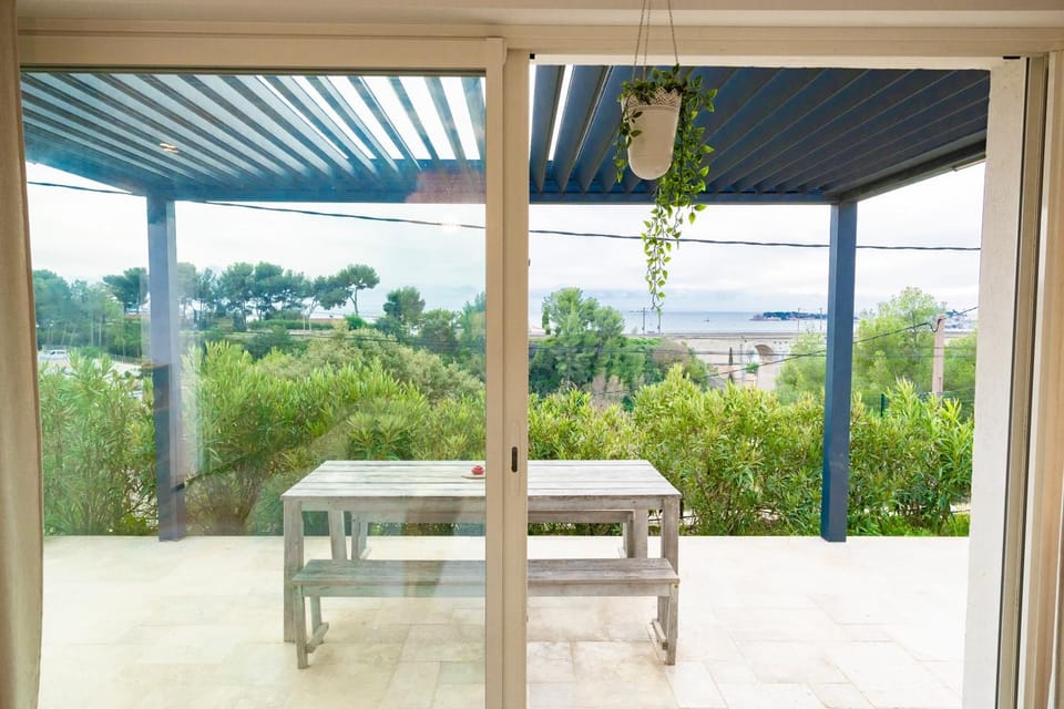Maison 3 ch 6 pers Sanary vue dominante mer - plage à 400 m - accès piscine - jardin - wifi - terrasse - pergola bioclimatique - climatisation - location par semaine complète Bed and Breakfast in Sanary-sur-Mer