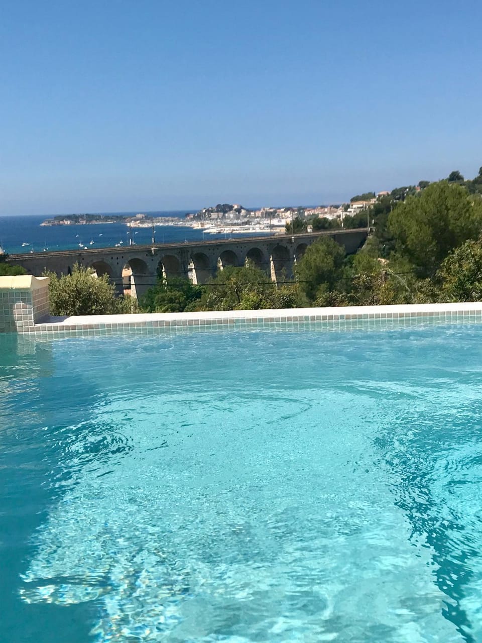 Maison 3 ch 6 pers Sanary vue dominante mer - plage à 400 m - accès piscine - jardin - wifi - terrasse - pergola bioclimatique - climatisation - location par semaine complète Bed and Breakfast in Sanary-sur-Mer