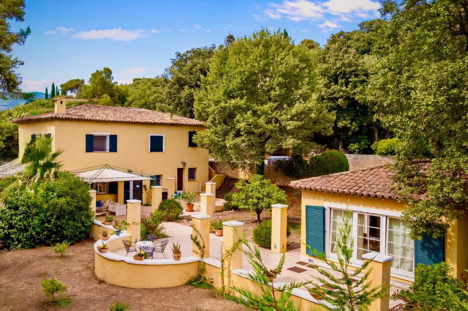 Cote d'Azur Villa mit Haupt und Nebenhaus, Pool und Poolküche Villa in Saint Paul de Vence