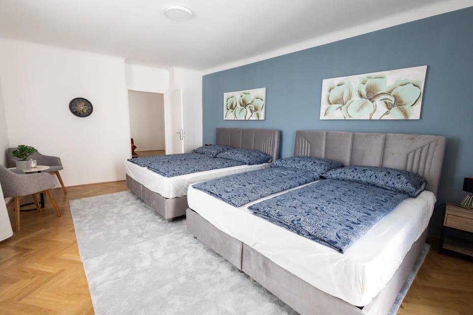 Bed, Photo of the whole room, Seating area