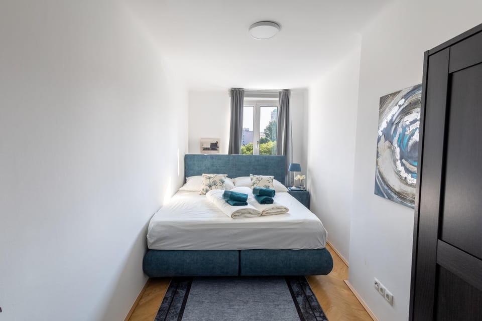 Bedroom, towels