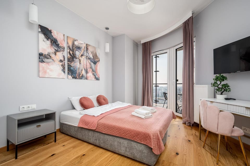 Bed, TV and multimedia, Bedroom