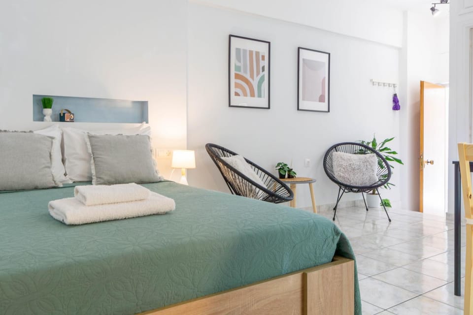 Bed, Photo of the whole room, Seating area, Dining area, Bedroom, towels