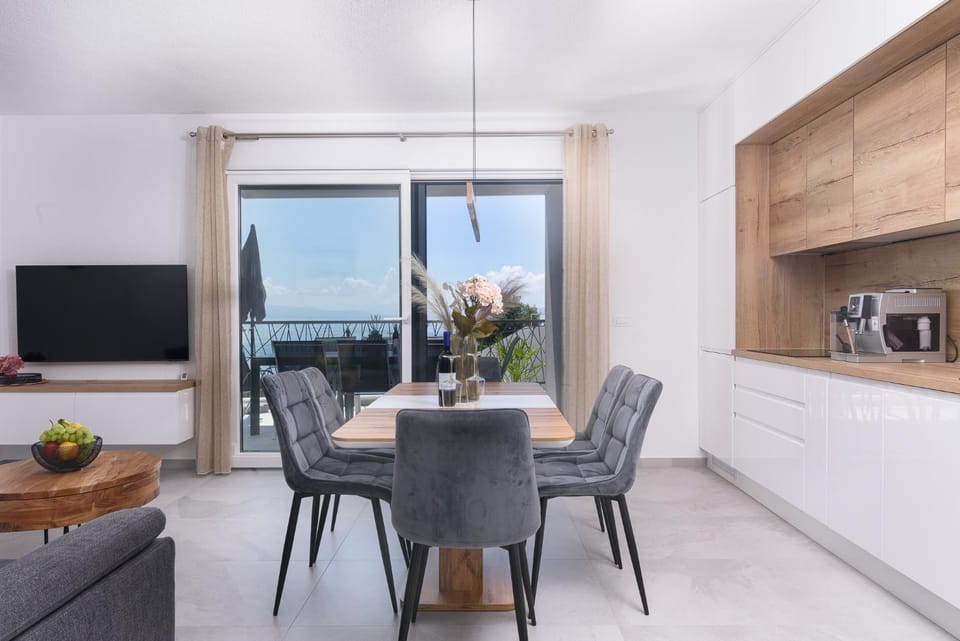 Kitchen or kitchenette, Living room, Seating area, Dining area