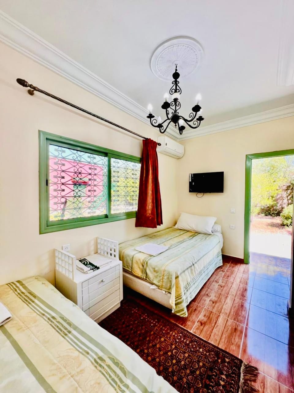 Bed, TV and multimedia, Photo of the whole room, Bedroom