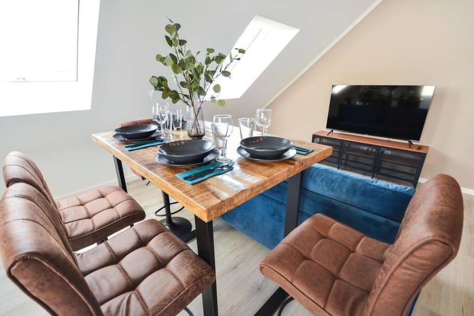 Communal lounge/ TV room, TV and multimedia, Living room, Seating area, Dining area, Evening entertainment