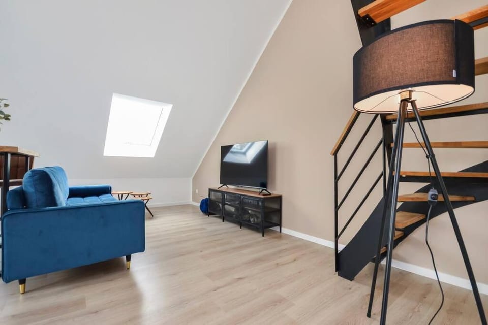 Communal lounge/ TV room, TV and multimedia, Living room, Seating area, Evening entertainment
