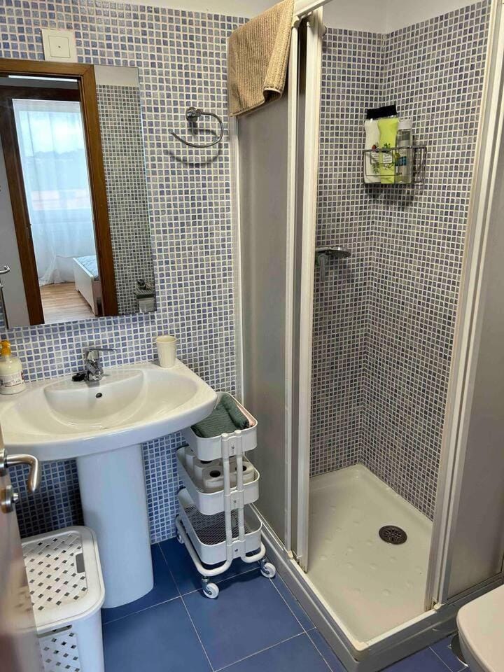 Shower, Toilet, Bathroom, towels