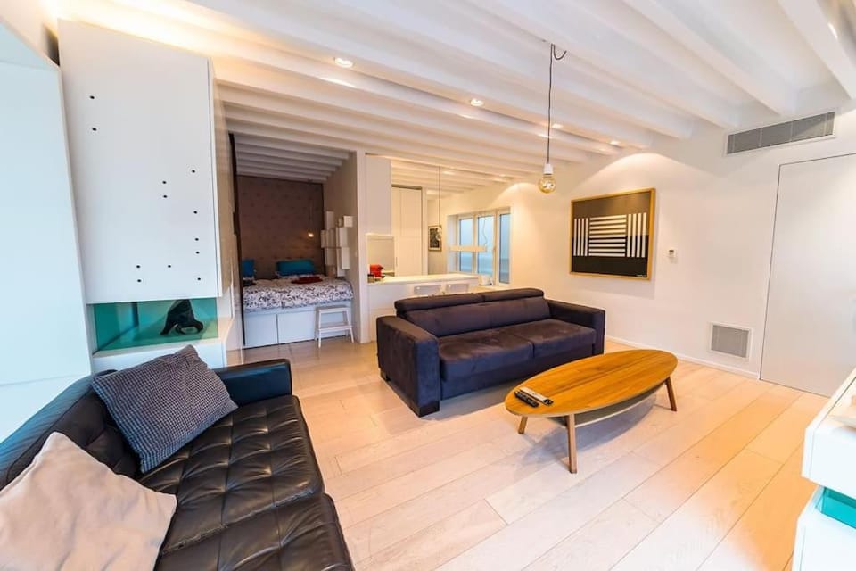 Bed, TV and multimedia, Living room, Seating area, Bedroom